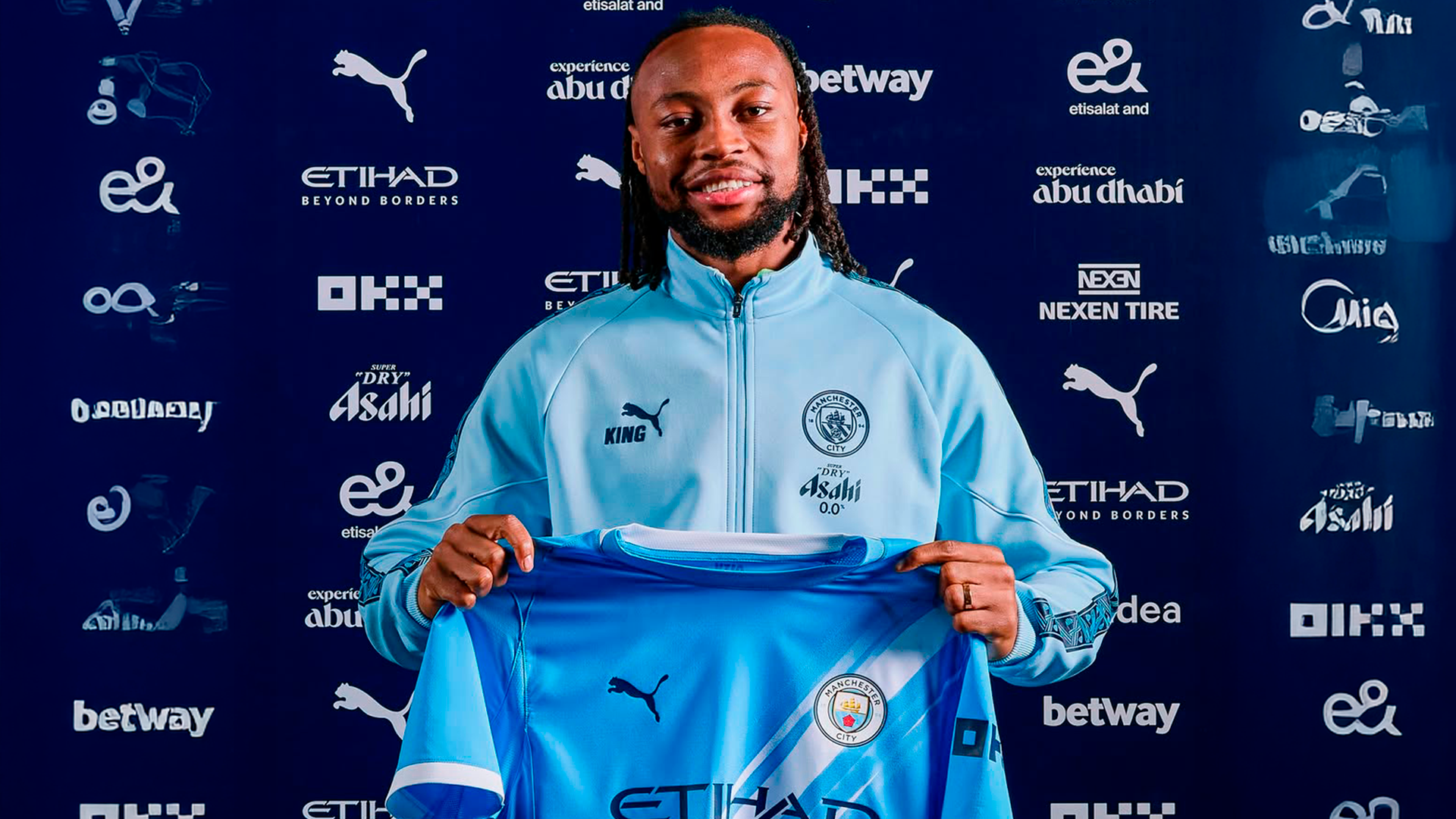 Antonie Semenyo durante su presentación con el Manchester City.